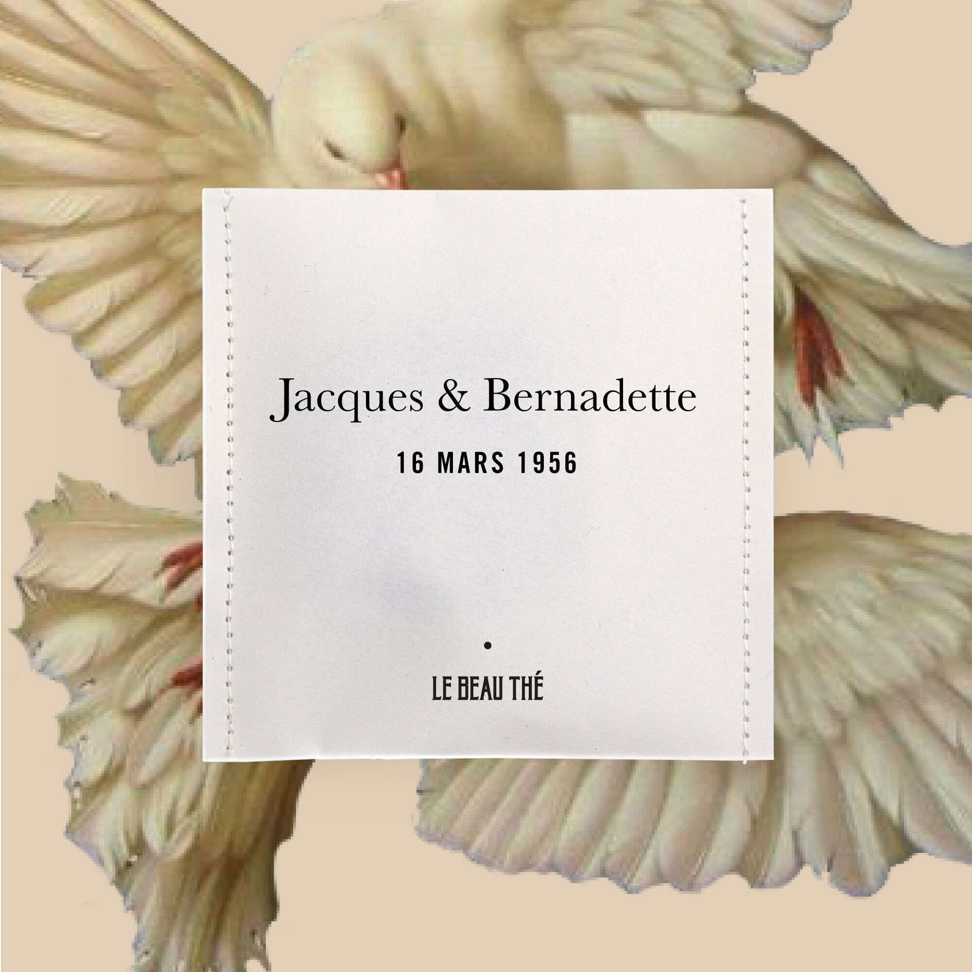 Sachet de thé personnalisé par Le Beau Thé pour un mariage traditionnel avec Bernadette et Jacques colombe, cadeau d’invité idéal